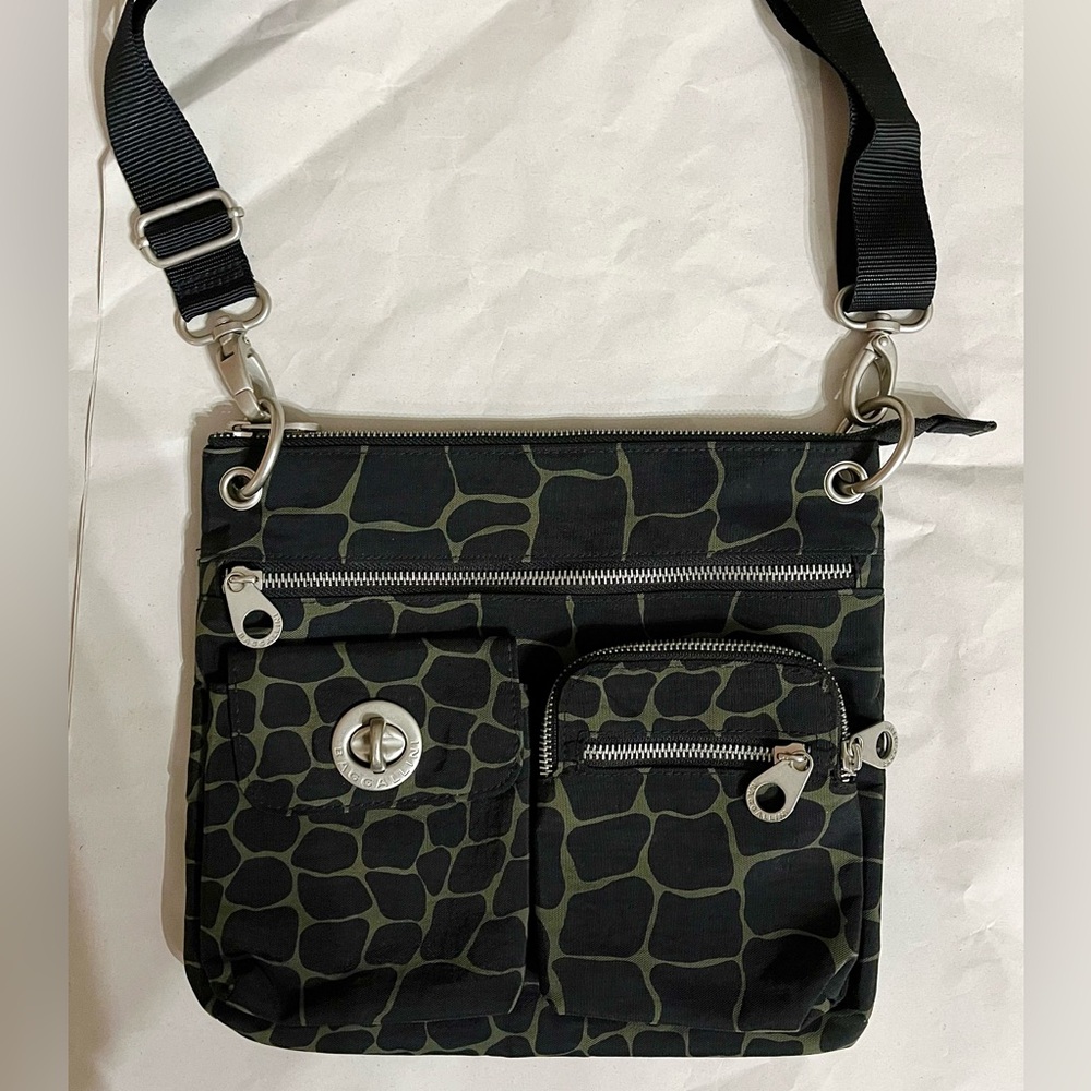 BAGGALLINI OLIVE GREEN & BLACK GIRAFFE PRINT ‘SYDNEY’ CROSSBODY NWOT